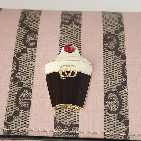 Gucci Limited Edition Cupcake Compact Wallet - Picture 9 of 16